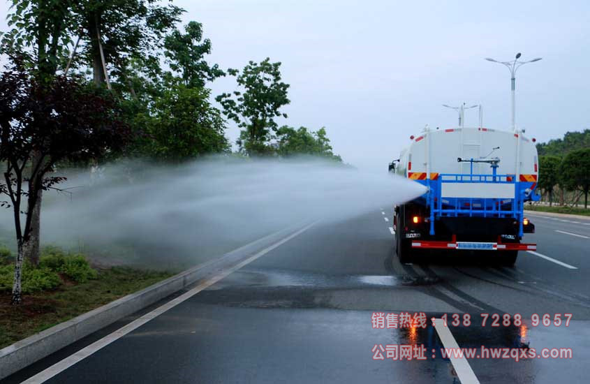 東風小三軸20噸灑水車側噴實拍圖片.jpg