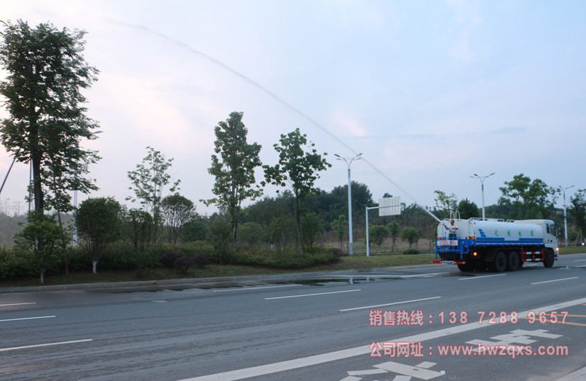 東風小三軸20噸灑水車高炮實拍圖片.jpg