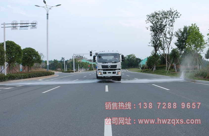 東風新款153 20噸灑水車前沖圖片.jpg